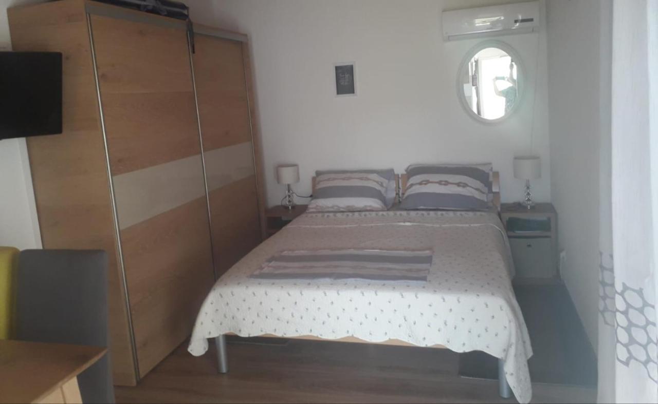 Apartments Carev 1293 Jezera Extérieur photo